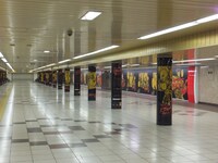 新宿駅のメトロプロムナードに掲出された広告。