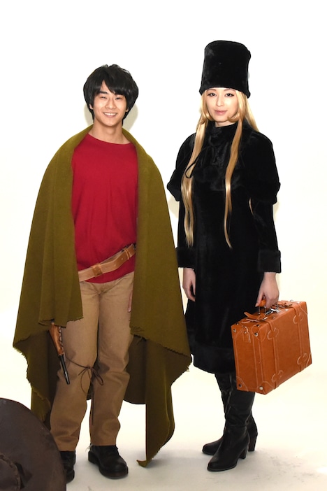 左から星野鉄郎役の前田旺志郎、メーテル役の栗山千明。