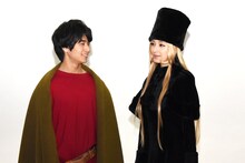 左から星野鉄郎役の前田旺志郎、メーテル役の栗山千明。