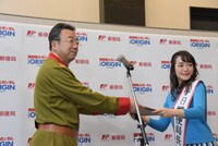 「『機動戦士ガンダム THE ORIGIN』フレーム切手セット」発表会の様子。