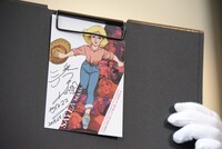 潘めぐみのサインが入ったポストカード。