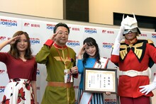 「『機動戦士ガンダム THE ORIGIN』フレーム切手セット」発表会の様子。左から古川愛李、東京中央郵便局の金児局長、潘めぐみ、ぬまっち。