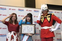 「『機動戦士ガンダム THE ORIGIN』フレーム切手セット」発表会の様子。左から古川愛李、潘めぐみ、ぬまっち。