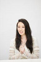 栗山千明 衣装／ブラウス、スカート NAMBERCODA CONSTRUCT　（03-6848-3377）、ピアスSTELLAR HOLLYWOOD（03-6805-0390）