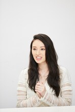 栗山千明 衣装／ブラウス、スカート NAMBERCODA CONSTRUCT　（03-6848-3377）、ピアスSTELLAR HOLLYWOOD（03-6805-0390）