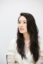 栗山千明 衣装／ブラウス、スカート NAMBERCODA CONSTRUCT　（03-6848-3377）、ピアスSTELLAR HOLLYWOOD（03-6805-0390）