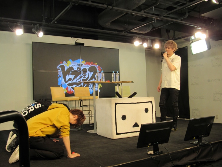 「『Buster Bros!!! VS MAD TRIGGER CREW』発売記念『ヒプノシスマイク-ニコ生Rap Battle-』公開生放送」より、バトルの勝敗が決まった様子。