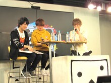 「『Buster Bros!!! VS MAD TRIGGER CREW』発売記念『ヒプノシスマイク-ニコ生Rap Battle-』公開生放送」の様子。左から山田二郎役の石谷春貴、山田三郎役の天崎滉平、碧棺左馬刻役の浅沼晋太郎。