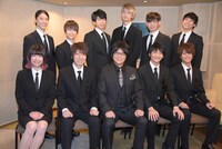 前列左から西口冴子役の前田玲奈、山崎健二役の羽多野渉、利根川幸雄役の森川智之、佐衛門三郎二朗役の島崎信長、海老谷役の八代拓。後列左から長田役の沢城千春、萩尾純一役の河西健吾、川崎敏政役の西山宏太朗、堂下浩次役の江口拓也、中田役の濱野大輝、菊地役の青柳尊哉。