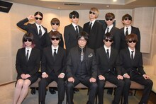 アニメ「中間管理録トネガワ」記者会見の様子。前列左から西口冴子役の前田玲奈、山崎健二役の羽多野渉、利根川幸雄役の森川智之、佐衛門三郎二朗役の島崎信長、海老谷役の八代拓。後列左から長田役の沢城千春、萩尾純一役の河西健吾、川崎敏政役の西山宏太朗、堂下浩次役の江口拓也、中田役の濱野大輝、菊地役の青柳尊哉。