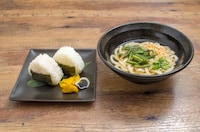 「マネジのおにぎりとみんなで採った山菜うどんセット」