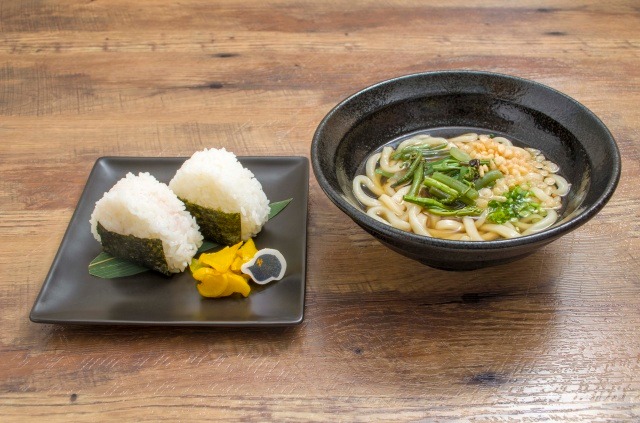「マネジのおにぎりとみんなで採った山菜うどんセット」