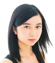 神谷薫役の上白石萌歌。