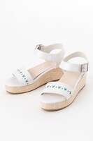 水無月涙モデルのサンダル。