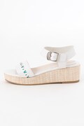 水無月涙モデルのサンダル。