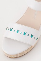 水無月涙モデルのサンダル。