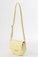 長月夜モデルのショルダーバッグ。