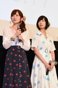 左から山田結衣役の高橋未奈美、加瀬友香役の佐倉綾音。