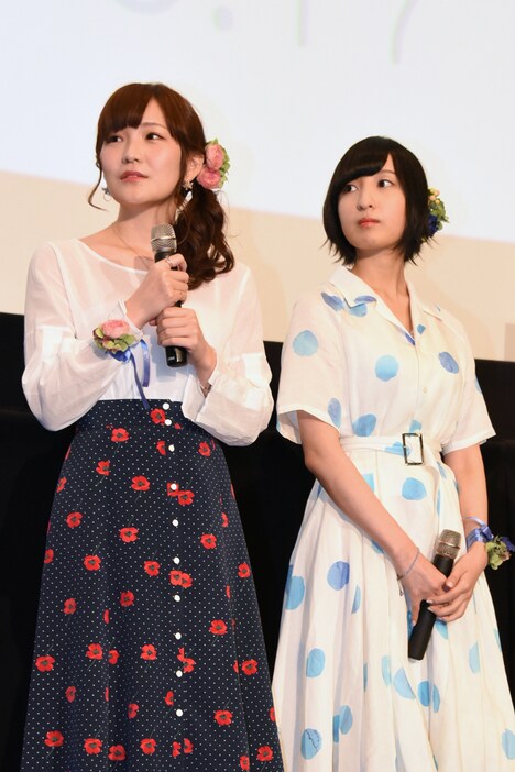 左から山田結衣役の高橋未奈美、加瀬友香役の佐倉綾音。