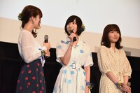 左から山田結衣役の高橋未奈美、加瀬友香役の佐倉綾音、三河役の木戸衣吹。