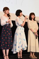左から山田結衣役の高橋未奈美、加瀬友香役の佐倉綾音、三河役の木戸衣吹。