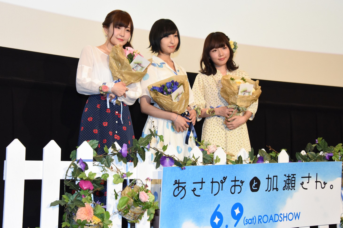 OVA「あさがおと加瀬さん。」舞台挨拶の様子。左から山田結衣役の高橋未奈美、加瀬友香役の佐倉綾音、三河役の木戸衣吹。