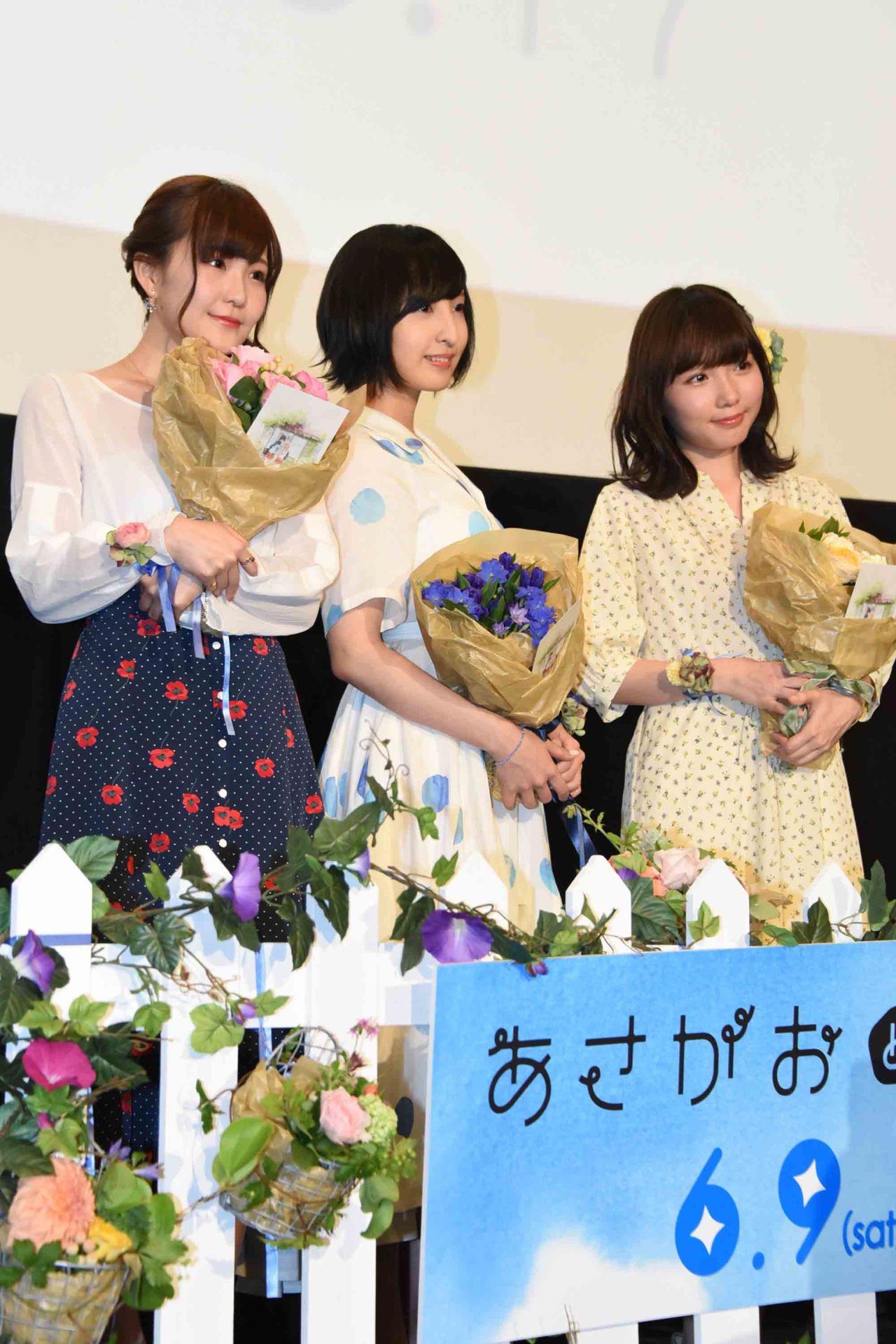 OVA「あさがおと加瀬さん。」上映会の舞台挨拶の様子。左から山田結衣役の高橋未奈美、加瀬友香役の佐倉綾音、三河役の木戸衣吹。