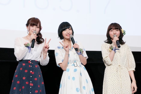 左から高橋未奈美、佐倉綾音、木戸衣吹。