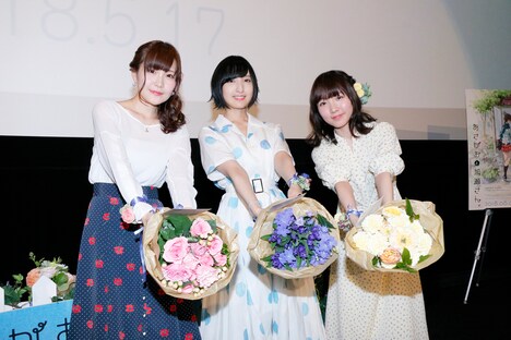 ブーケトスをする3人。