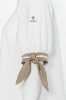 神無月郁モデルのブラウス。