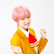 舞台第1弾上演時の松田彩希扮する河川唯のビジュアル。