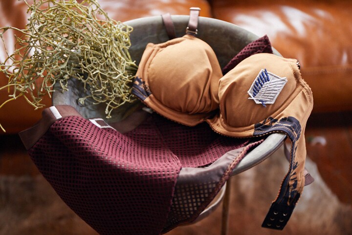 進撃の巨人 調査兵団モデルのランジェリー 腕時計 エレン リヴァイの傘も 写真45枚 コミックナタリー