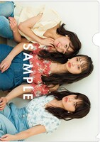 セブンネットで販売されるnon-no8月号に付属するクリアファイル（タイプD：斉藤朱夏、小宮有紗、逢田梨香子）。撮影／伊藤大作（The VOICE）