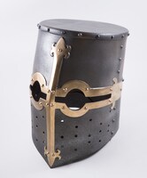 抽選で5名にプレゼントされる兜。