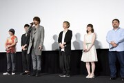 「GODZILLA 決戦機動増殖都市」公開記念舞台挨拶の様子。左から静野孔文監督、櫻井孝宏、宮野真守、諏訪部順一、小澤亜李、瀬下寛之監督。