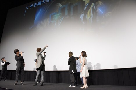 接近するハルオとメトフィエスのシーンについて「キスシーンに見える!」と騒ぐ登壇者。