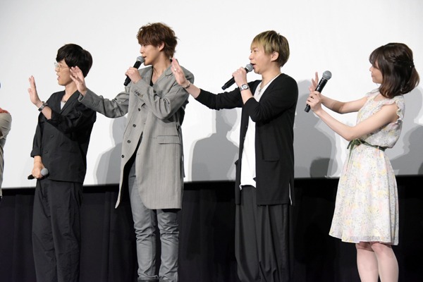 ライブビューイング用のカメラに手を振る登壇者たち。