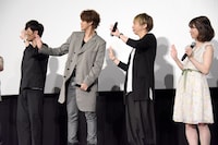 ライブビューイング用のカメラに向かって手を振るキャスト陣。