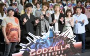 「GODZILLA 決戦機動増殖都市」公開記念舞台挨拶の様子。左から静野孔文監督、櫻井孝宏、宮野真守、諏訪部順一、小澤亜李、瀬下寛之監督。