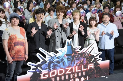 「GODZILLA 決戦機動増殖都市」公開記念舞台挨拶の様子。左から静野孔文、櫻井孝宏、宮野真守、諏訪部順一、小澤亜李、瀬下寛之。