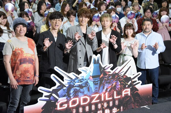 「GODZILLA 決戦機動増殖都市」公開記念舞台挨拶の様子。左から静野孔文、櫻井孝宏、宮野真守、諏訪部順一、小澤亜李、瀬下寛之。