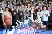 「GODZILLA 決戦機動増殖都市」公開記念舞台挨拶の様子。左から静野孔文監督、櫻井孝宏、宮野真守、諏訪部順一、小澤亜李、瀬下寛之監督。