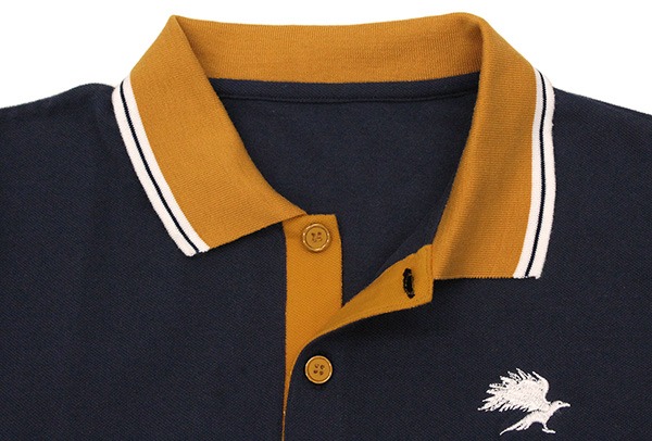 「烏野高校 デザインポロシャツ」の襟まわり。