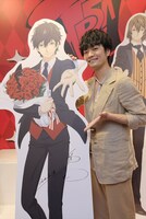 蓮と2ショット撮影をする福山潤。