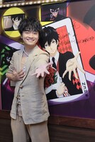 蓮と同じポーズを決める福山潤。