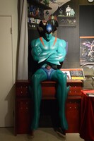 「DEVILMAN crybaby SABBATH SHIBUYA」会場に鎮座するデビルマンの等身大フィギュア。