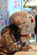 サインを行う村上隆。