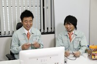 左から有野課長、中村悠一。