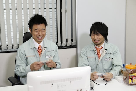 左から有野課長、中村悠一。