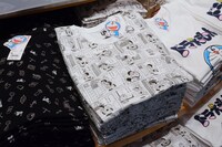 ビックロユニクロ新宿東口店に並んだ「ドラえもん」のUT。